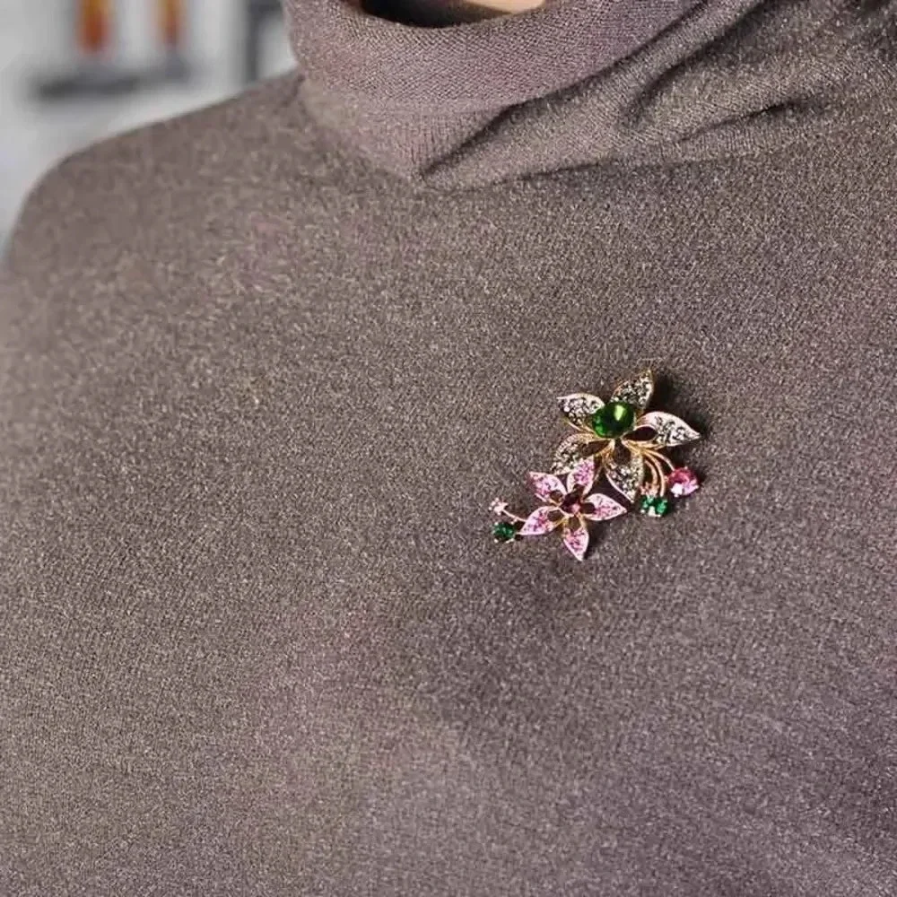 VQ Vintage Style Flower Brooch with Crystals